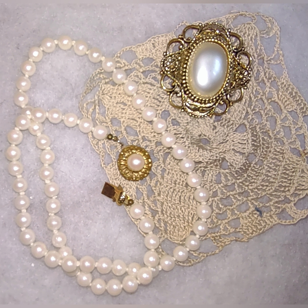 Lustrous Pearl Knotted Thread Vintage Necklace